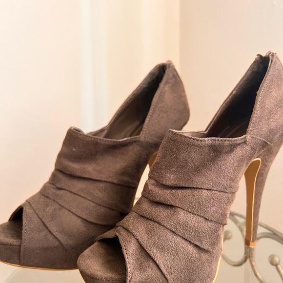 Grey/brown booties/heels - Picture 2 of 3
